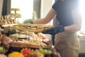 How to estimate food quantities. Caterer plating buffet.