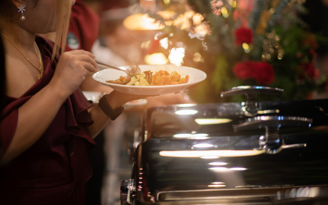 Drop-Off Catering vs. Full-Service: What’s the Difference?
